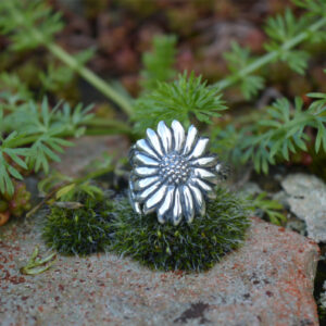 Small Oxeye Daisy Ring - Emma KEating Jewellery